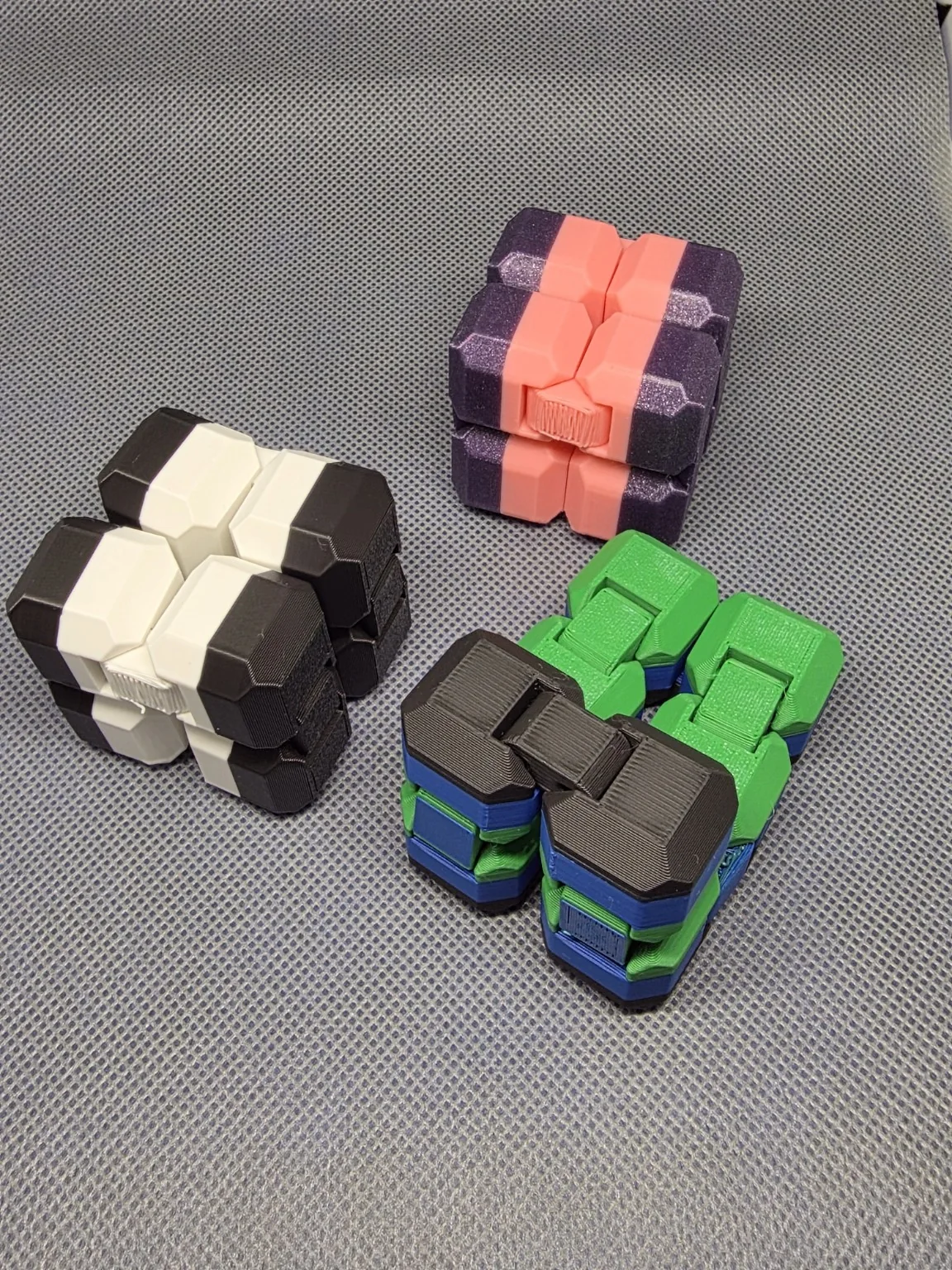 Fidgets articulados em diferentes cores
